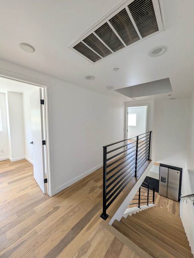 Building Photo - 4260 Laurel Canyon Blvd