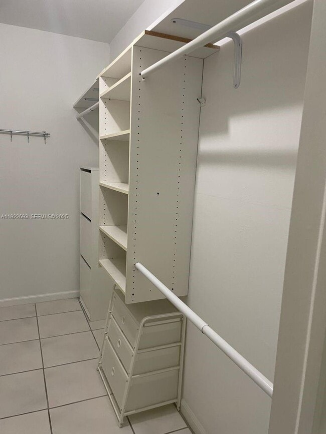 Building Photo - 3141 N Palm Aire Dr