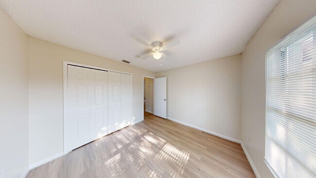 Building Photo - Beautiful 3 Bed/ 2 Bath Home with Two Car ...
