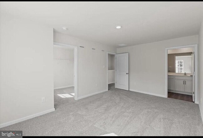 Primary Photo - 31 Whaler Dr