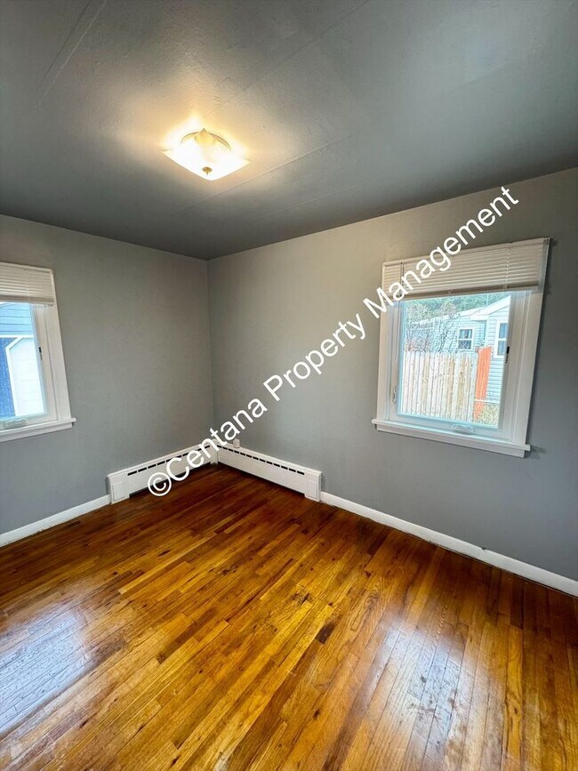 Building Photo - 2 Bedroom one Bath with large Yard located on the flats.