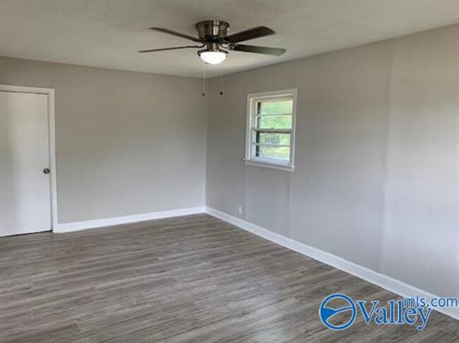 Building Photo - Spacious 4 bedroom brick ranch!  Minutes f...