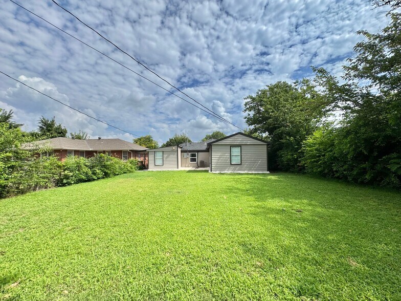 Building Photo - 2144 Westchester Dr