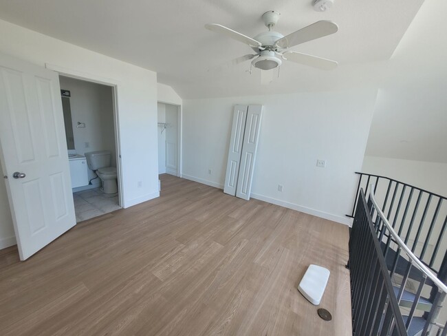 Building Photo - Updated Two Bedroom, Walk to Waterfront