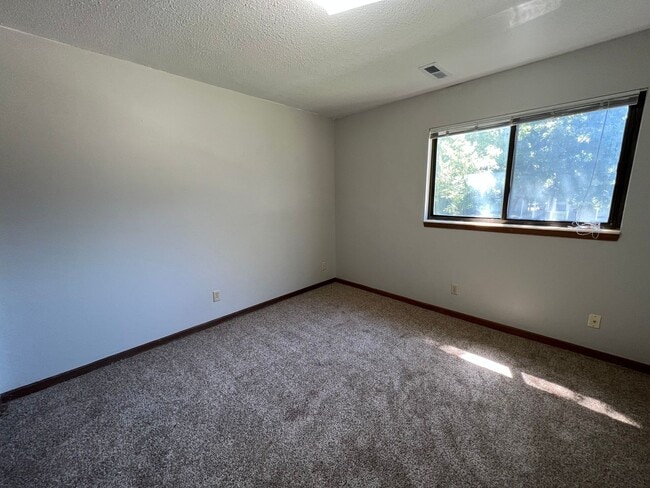 Building Photo - 4 bed 2 bath Centrally Located - Near Aggieville! AVAILABLE NOW!