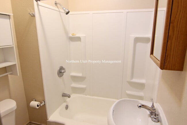 Building Photo - Updated 3 Bed 1 Bath with HVAC