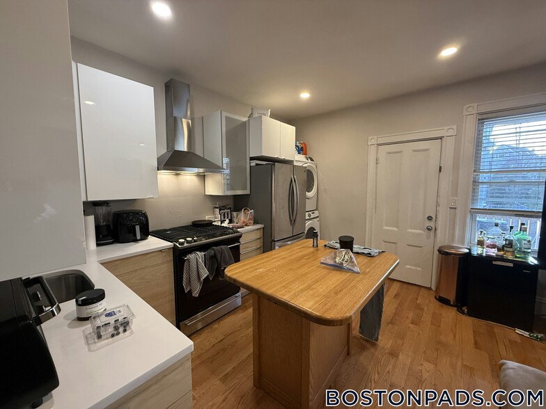Building Photo - 108 Buttonwood St