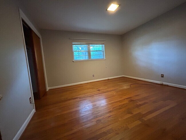Building Photo - 807 Ridgecrest Dr