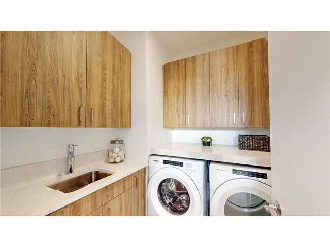 Building Photo - 4 West Dr