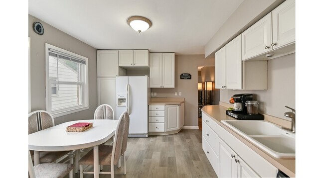 Kitchen 3 - 5940 N Lydell Ave