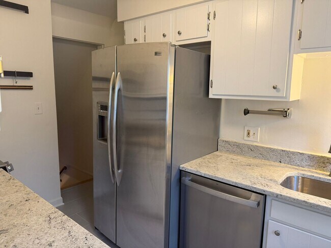 Building Photo - Beautiful 2 Bed 2 Bath Clarendon End-Unit ...