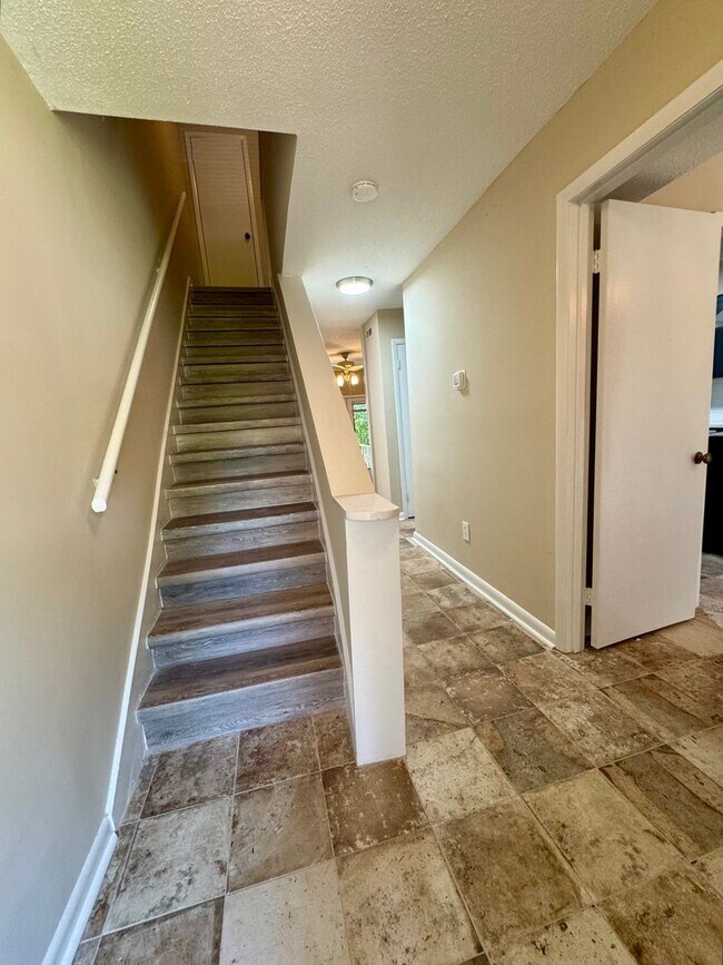 Building Photo - 2-bedroom townhouse in the Oaks!