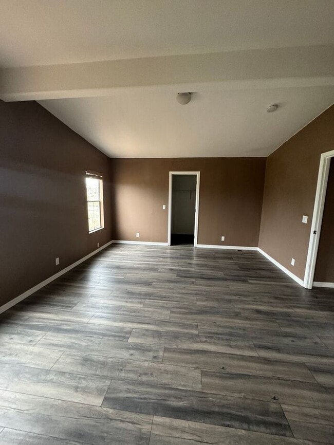 Building Photo - Spacious 4 bedroom 2 bath