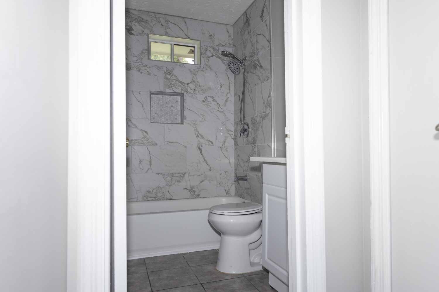 Building Photo - 4801 Valley Dale Dr SW