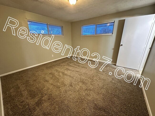 Building Photo - 3 Bed 2 bath Home