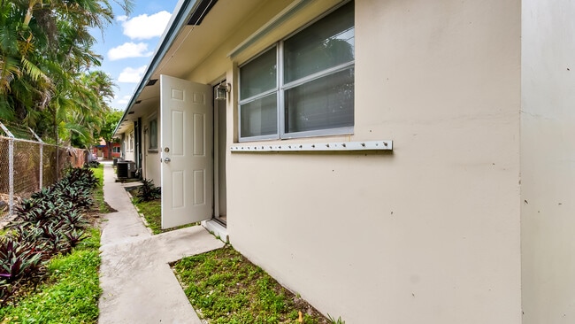 Building Photo - 711 SE 15th St