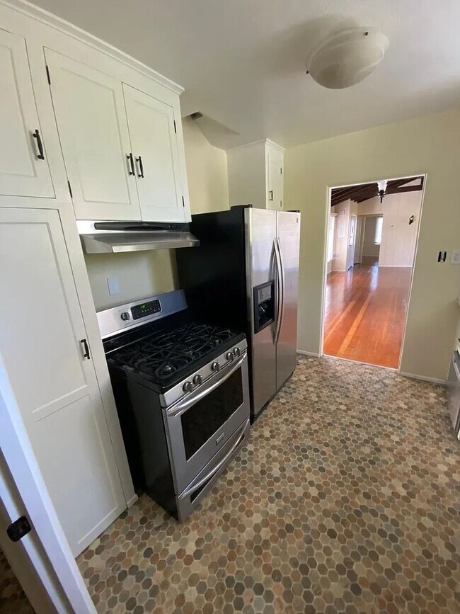 Building Photo - Spacious Studio aand 1-bedroom Apartments in Mission Hills – Prime Location!