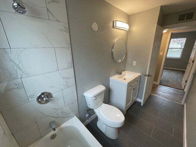 Building Photo - Charming 3 Bed/1 Bath Home!
