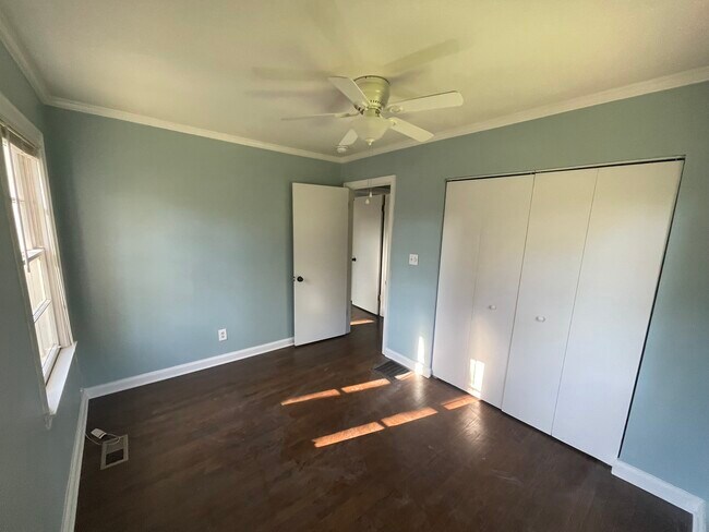 Building Photo - 3494 Maryvale Dr