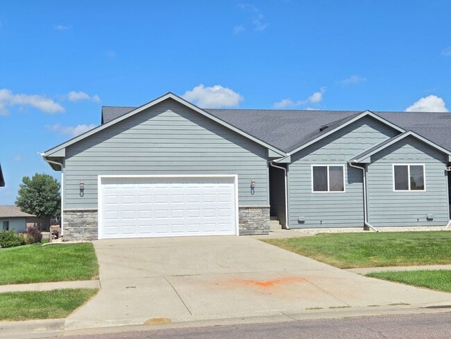Building Photo - East Sioux Falls 4 Bed, 3 Bath Walkout Twi...