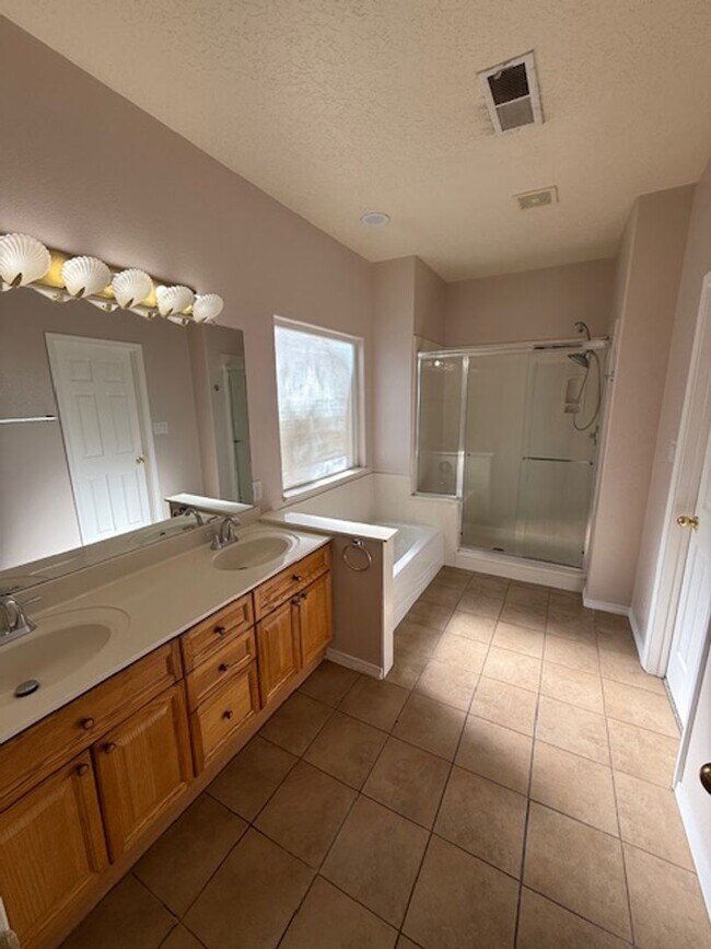 Building Photo - Spacious 3 Bedroom 2 Bathroom and 2 Car Ga...