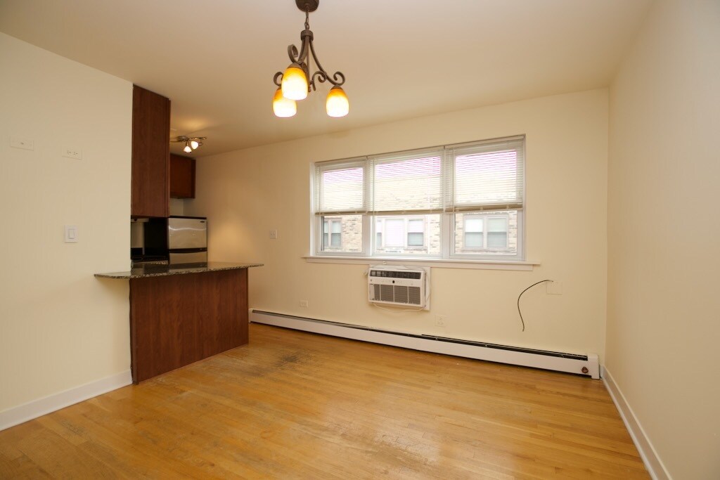 Building Photo - 675 W Wrightwood Ave