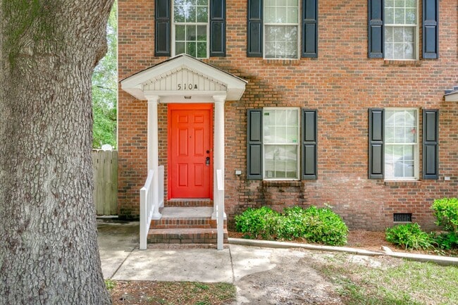 Building Photo - Quiet Neighborhood in a Conveniently Locat...