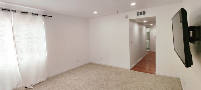 Building Photo - 108 W Maple St