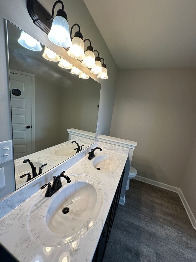 Building Photo - Available NOW in Southaven! Like New 3 BR/...