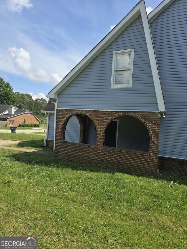 Building Photo - 2798 Country Ct SE