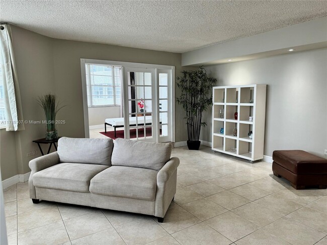 Building Photo - 801 Brickell Bay Dr