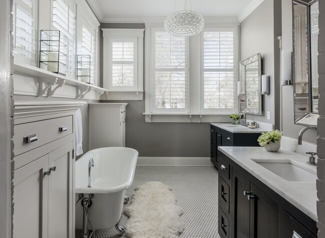 Building Photo - Elegant Fully Furnished 4BR/3.2BA Classic ...