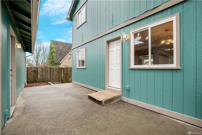 Building Photo - 3bd/2.5ba House in Tacoma