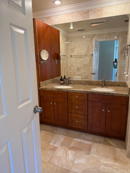 Main bathroom with double sink - 1042 Hull Ln
