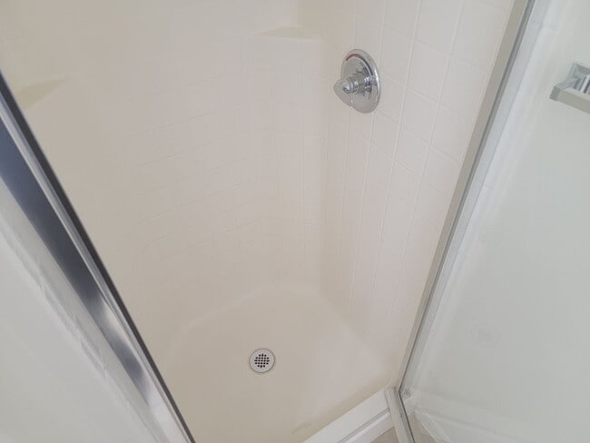 Building Photo - Spacious 5 bed 2.5 bath 2 story home with ...