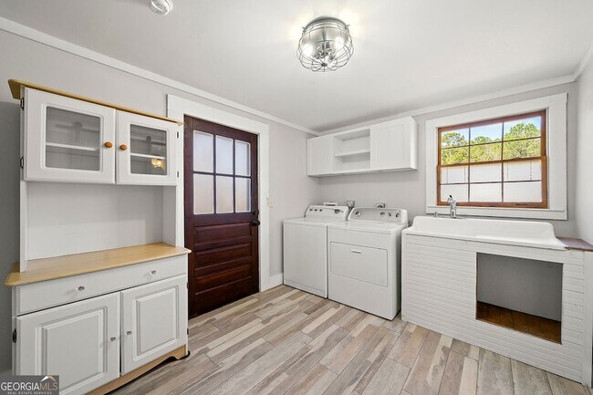 Building Photo - 497 Old Hwy 85