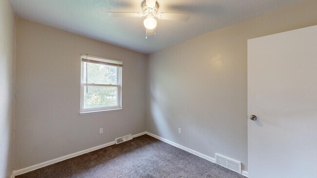 Building Photo - 3 Bedroom/1 bathroom renovated townhouse.