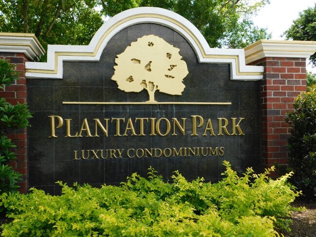 Building Photo - Renovated Ground Floor 2 Bed 2 Bath Condo....