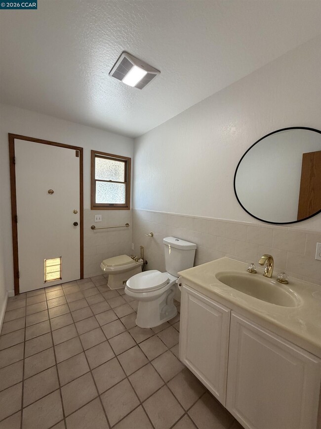 Building Photo - 2994 Roundhill Rd