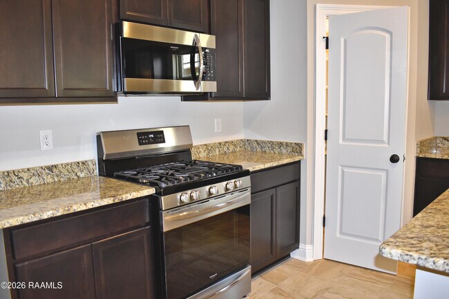 Building Photo - 421 Berg Ct