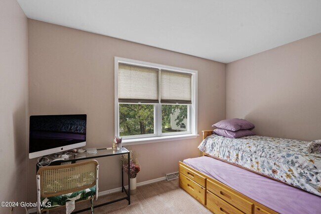 Building Photo - 9 Oxford Dr