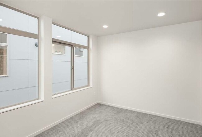 Building Photo - Sophisticated 3 Bedroom Townhome