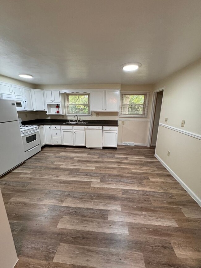 Building Photo - 597 Aurora Dr