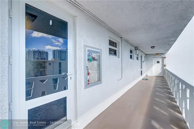 Building Photo - 3100 NE 28th St