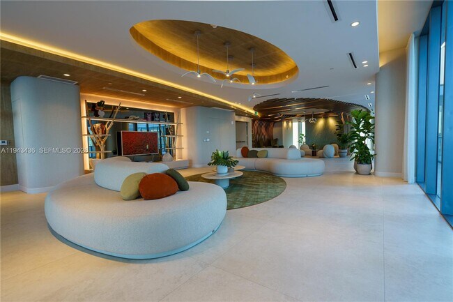 Building Photo - 700 NE 24th St