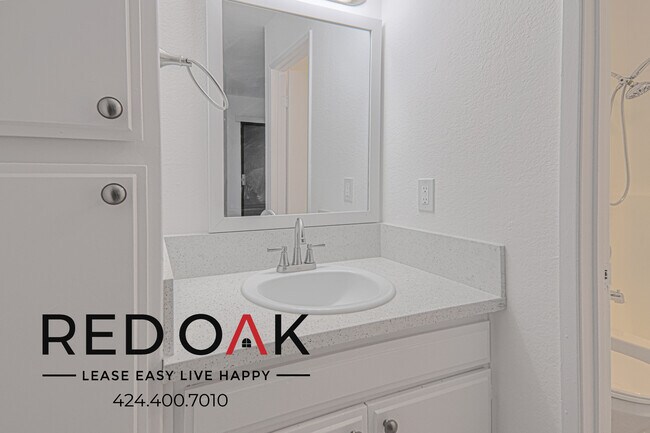 Building Photo - MOVE-IN SPECIAL! Lovely One Bedroom with C...