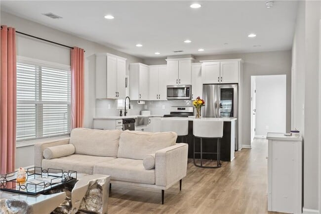 Building Photo - 2047 Drew Dr