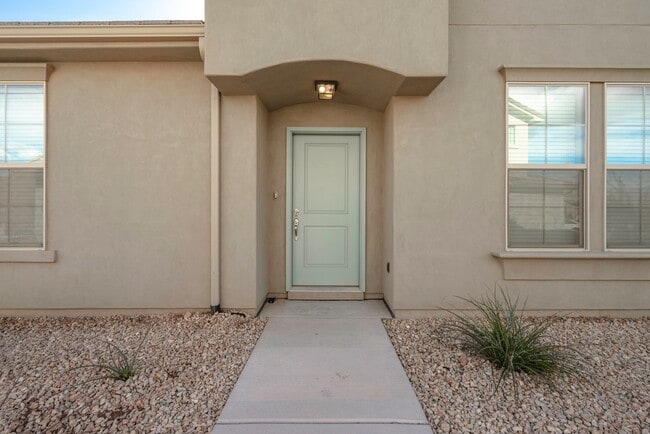 Building Photo - 3 Bedroom Townhome in Hidden Valley with C...