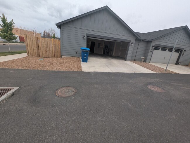 Building Photo - Move In Special !!  Newer 3 Bedroom / 2 Ba...