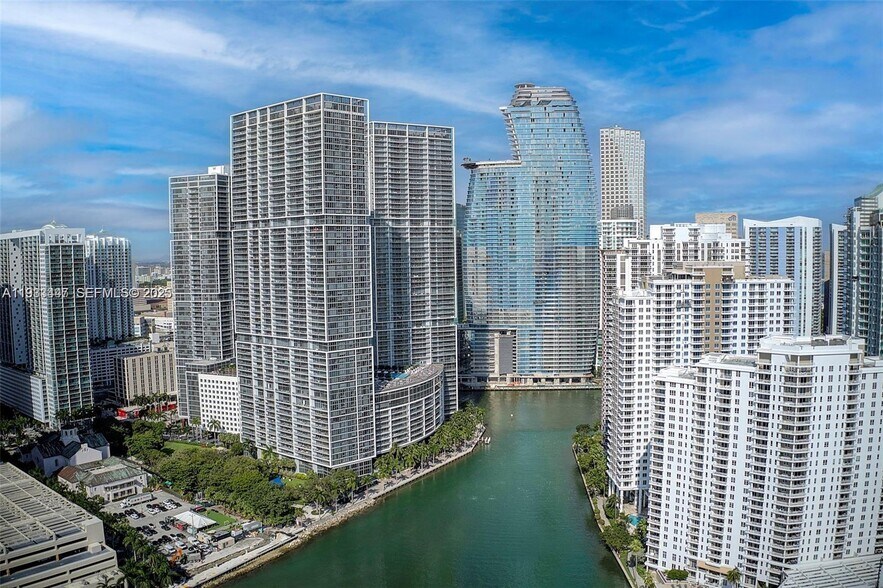 Building Photo - 495 Brickell Ave